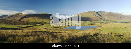 Tewet Tarn im Abendlicht mit Blick auf Skiddaw und Blencathra Seenplatte Cumbria Uk Stockfoto