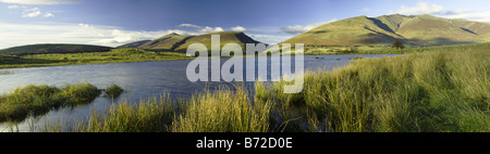 Tewet Tarn im Abendlicht mit Blick auf Skiddaw und Blencathra Seenplatte Cumbria Uk Stockfoto