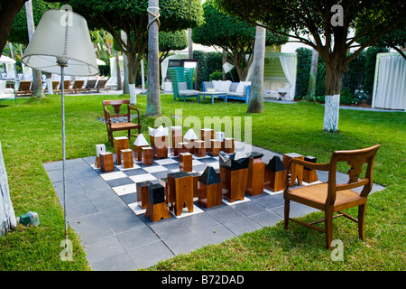 Miami South Beach, Delano Hotel, handgemachte großen Schachspiel im Garten mit skurrilen Tabellen & Stühle Stockfoto