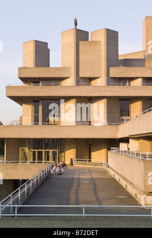 Anthony Gormley, Event Horizon Skulptur auf dem Dach des Nationaltheaters Stockfoto