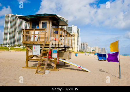 Palm Beach Shores, hölzerne Rettungsschwimmer Hütte mit Gezeiten & Meerestiere Sicherheitshinweis farbigen Fahnen Lebensretter Schwimmer & Surfbretter Stockfoto