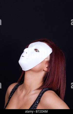 Frau trägt weiße Maske Stockfoto