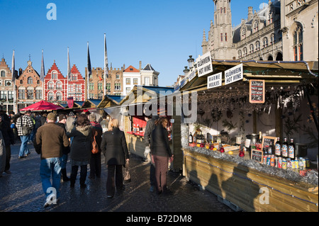 Glühwein-Stand auf dem Weihnachtsmarkt in der Grote Markt (Hauptplatz), Brügge, Belgien Stockfoto