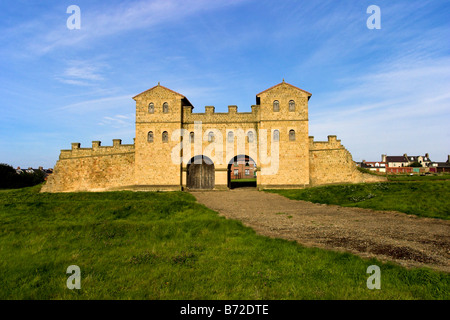 Das rekonstruierte Torhaus am Arbeia römisches Kastell. South Shields, South Tyneside, Vereinigtes Königreich. Stockfoto