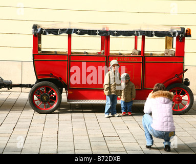 Straßenszene in Bratislava, Slowakei, touristischen Zug der zentralen Stadt Hauptplatz im Winter 2008 Stockfoto