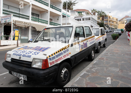 Pizza Delivery Service Autos parkten auf einem Hügel von Playa Arena-Teneriffa-Kanarische Inseln-Spanien Stockfoto