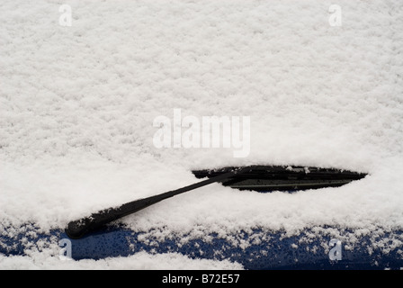 Schnee Abdeckung Windschutzscheibe eines Autos Manchester UK Stockfoto