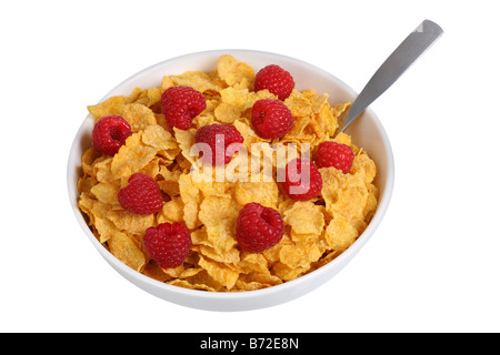 Schüssel mit Cornflakes mit Himbeeren schneiden Sie auf weißem Hintergrund Stockfoto