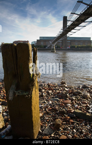 Ansicht der Tate Modern und der Themse Vorland bei Ebbe unterhalb der Millennium Bridge, London, England. Stockfoto