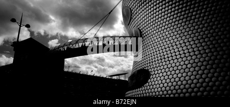 Die Fußgängerbrücke verbindet das Kaufhaus Selfridges, Parkhaus in der Stierkampfarena, Birmingham. Stockfoto