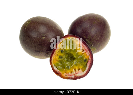 frische Passionsfrucht isoliert auf weißem Hintergrund Stockfoto