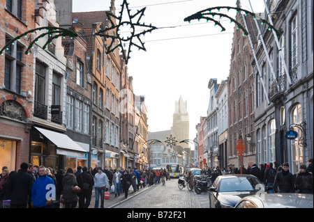 Verkaufsoffener Steenstraat im Herzen Altstadt in der Weihnachtszeit mit der Kathedrale hinter Brügge, Belgien Stockfoto