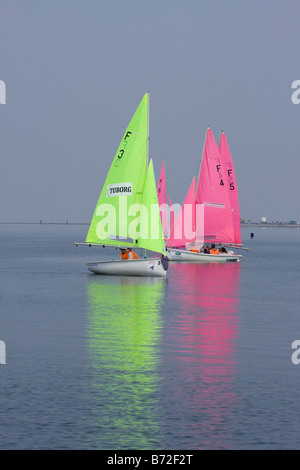 Segelboote mit bunten Segeln bei der Wilson-Trophy in West Kirby Stockfoto