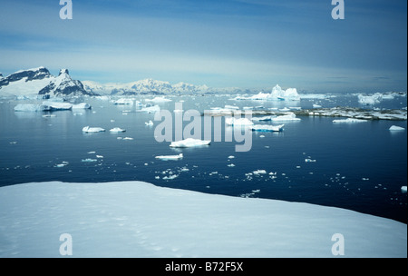 Blick vom Petermann Island südwärts entlang der antarktischen Halbinsel. Stockfoto