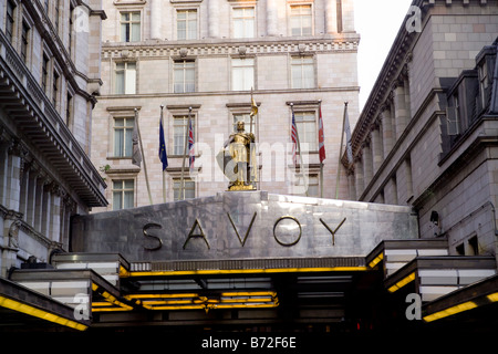 Eintritt in das Savoy Hotel, The Strand, London Stockfoto