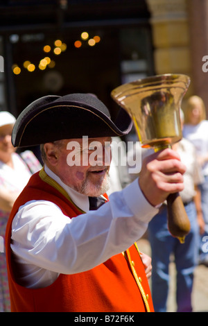 Stadtausrufer läuten auf dem Dickens Festival Rochester Kent. Stockfoto