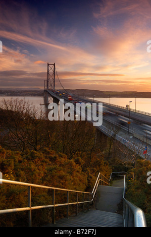 Forth Road Bridge, die Mündung des Forth überspannt. Stockfoto