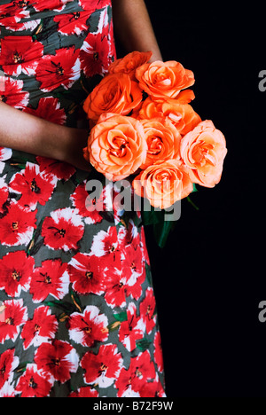 Frau mit Blumen Blumenstrauß Stockfoto