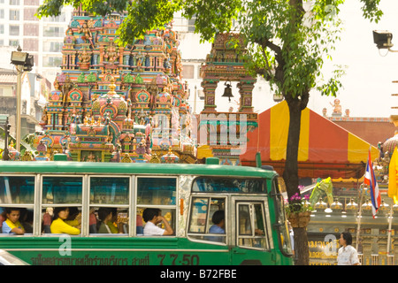 Bunte Bus und Tempel auf den Straßen von Bangkok Stockfoto