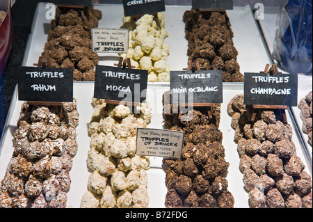 Chocalate Trüffel im Schaufenster der Chocolatier in Brügge Belgien Stockfoto