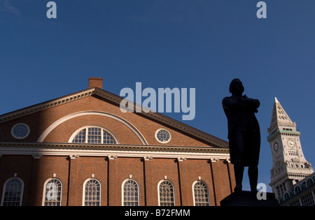 Faneuil Hall und Silhouette des Samuel Adams Statue mit Custom House in der Ferne, Boston National Historical Park Stockfoto