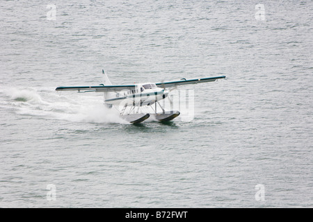 1958 DEHAVILLAND DHC-3 Wasserflugzeug landet in der Nähe von Pier am Gastineau Channel in den Hafen von Juneau, Alaska Stockfoto