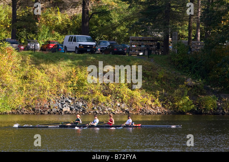 Rudern Crew auf den Connecticut River in der Nähe des Campus des Dartmouth College befindet sich in der Stadt Hannover neue Hampshire USA Stockfoto