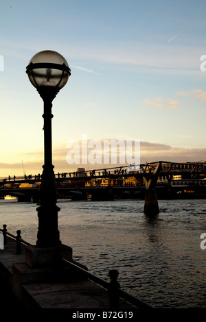 Millennium-Brücke über den Fluss Themse London England. Stockfoto
