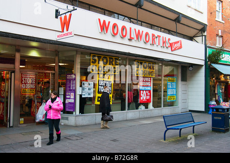 Woolworths "Letzten Tag" vor der Schliessung in Wiltshire England EU Stockfoto