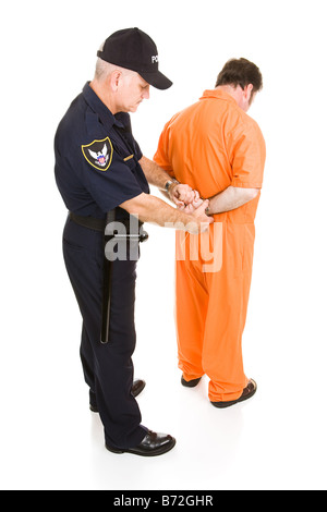 Häftling im orangefarbenen Overall ist durch Polizist Ganzkörper isoliert auf weiss mit Handschellen gefesselt werden Stockfoto