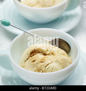 Toffee Waben blauen Eisbecher Stockfoto