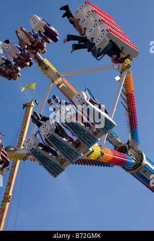 Messegelände fahren gegen einen blauen Himmel Backgrouond Stokesley Messe Stockfoto