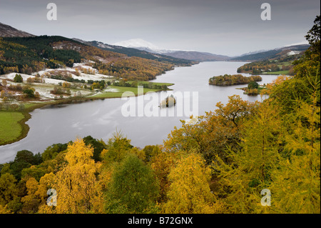 Queens View im Herbst Nachschlagen von Loch Tummel in der Nähe von Allean in Tay Waldpark Pitlochry Schottland Stockfoto