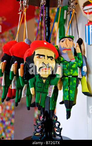 Trendige Boutique mit Figuren von Castro und Che Guevara in modischen Nanluogu Xiang Fußgängerzone in einem Hutong-Peking Stockfoto