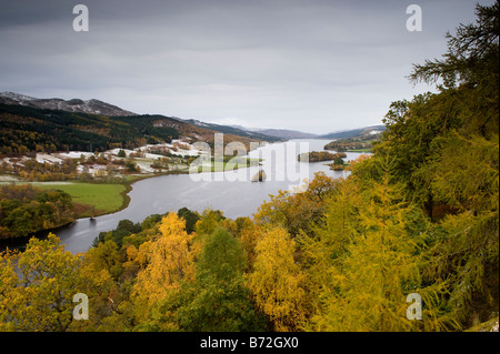 Queens View im Herbst Nachschlagen von Loch Tummel in der Nähe von Allean in Tay Waldpark Pitlochry Schottland Stockfoto