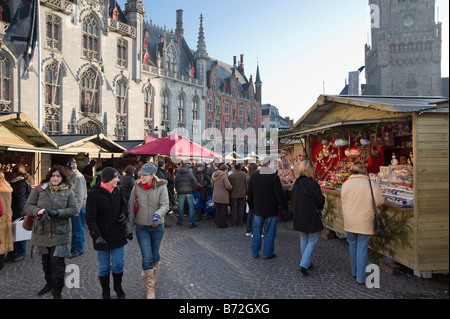 Weihnachtsmarkt in der Grote Markt (Marktplatz) im Zentrum der Altstadt, Brügge, Belgien Stockfoto