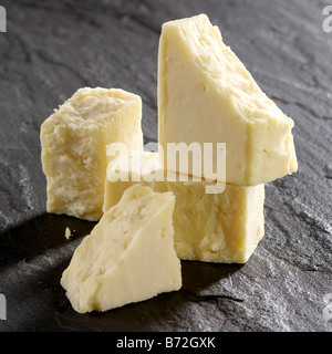 Cheddar-Käse auf Schiefer Stockfoto