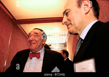 Robert Maxwell (rechts), Medienmogul und Inhaber der Mirror Group Newspapers, kommt an einem Krebs-Charity-Event in Brüssel. Stockfoto