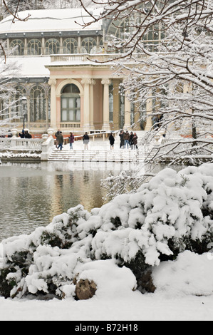 Büschen bedeckt im Schnee mit der Palacio de Cristal im Hintergrund etwas erlauben Stockfoto