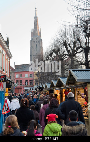 Weihnachtsmarkt in Simon Stevinplein in der Altstadt mit Kirche Onze Lieve Vrouwekerk hinter Brügge, Belgien Stockfoto