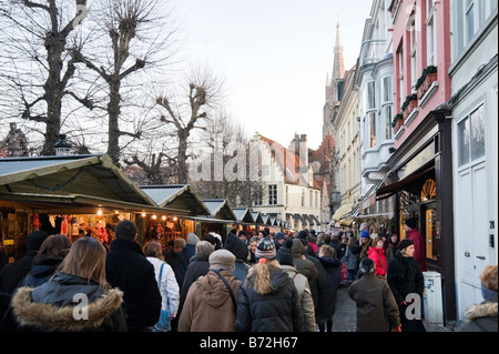 Weihnachtsmarkt in Simon Stevinplein in der Altstadt mit Kirche Onze Lieve Vrouwekerk hinter Brügge, Belgien Stockfoto