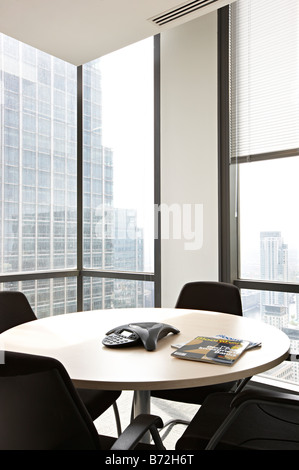 Telefonkonferenz Schreibtisch leer Canary wharf Stadt Stockfoto