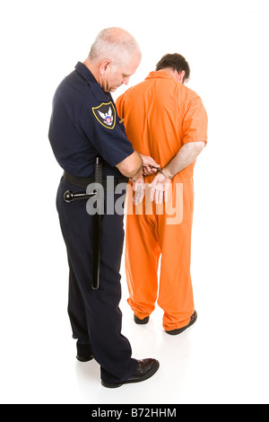 Polizist Handschellen anziehen Gefangener im orangefarbenen Overall isoliert auf weißem Hintergrund Stockfoto