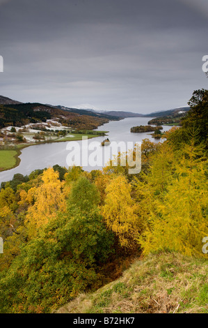 Queens View im Herbst Nachschlagen von Loch Tummel in der Nähe von Allean in Tay Waldpark Pitlochry Schottland Stockfoto