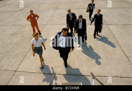 Robert Maxwell (mit roter Fliege), Tschechoslowakei geboren Unternehmer & Verlag - Wandern auf der Piste an seinem Privatjet Bord. Stockfoto