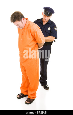 Polizisten legen Handschellen auf Gefangenen in orangefarbenen Gefängnis Overall Ganzkörper isoliert auf weiss Stockfoto