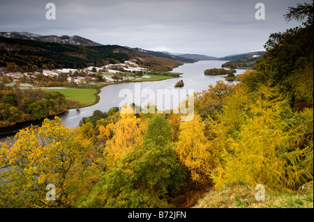 Queens View im Herbst Nachschlagen von Loch Tummel in der Nähe von Allean in Tay Waldpark Pitlochry Schottland Stockfoto