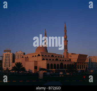 König Faisal Moschee Al Ittihad Square Orange Gebäude durch Abendlicht SHARJAH UAE Stockfoto