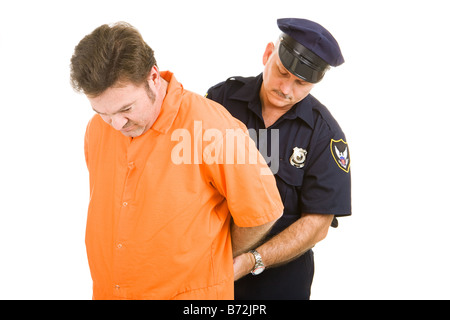 Gefangener in orange Sprunganzug wird mit Handschellen gefesselt von Polizeibeamten isoliert auf weiß Stockfoto