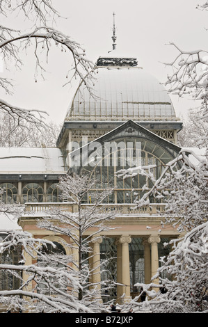 Palacio de Cristal mit Schnee bedeckt Stockfoto